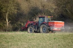 Máy nông nghiệp đang rải dinh dưỡng trên cánh đồng quy mô lớn